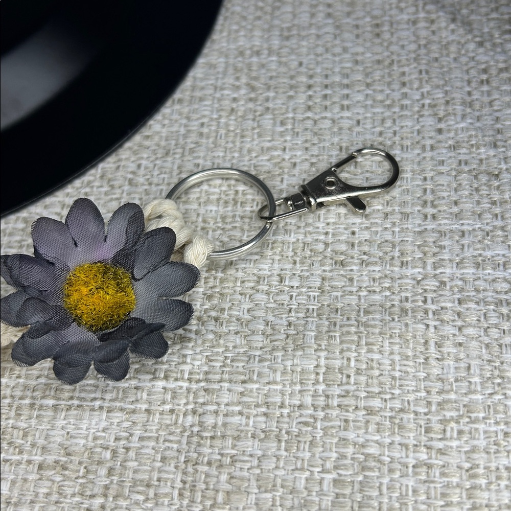 Handmade Macrame Daisy Key Chain - Picture 3 of 8